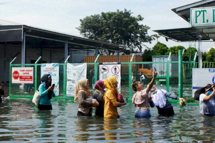 Aktivitas Karyawan Saat Banjir Rob Di Pelabuhan Tanjung Emas Semarang