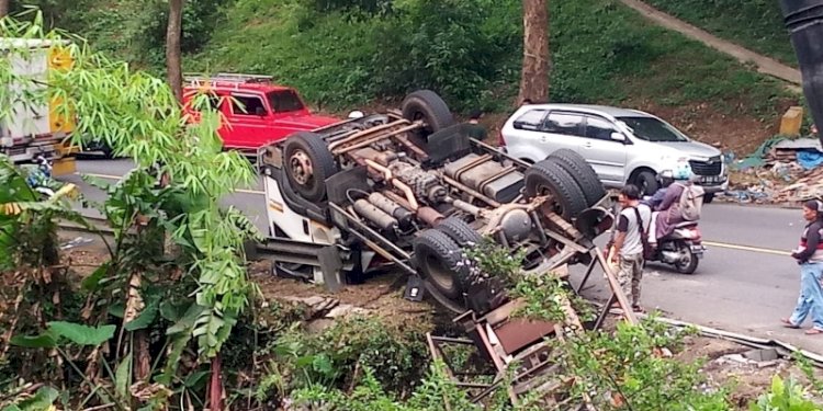 Truk Kontainer Muatan Triplek Terguling Di Jalan Raya Jambu Semarang