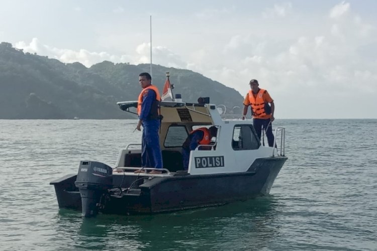 Kapal Nelayan Terbalik Saat Tebar Jaring Di Pantai Logending Kebumen