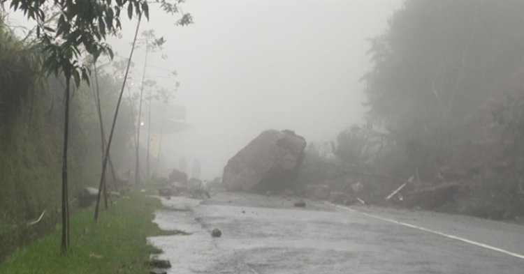 Longsor Tawangmangu Batu Berukuran Besar Tutup Akses Jalan RMOL JATENG