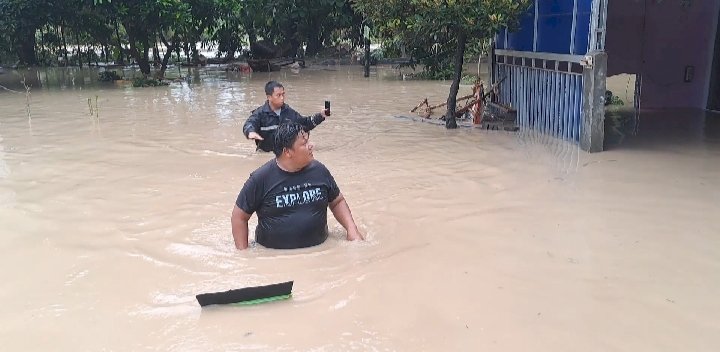 Dua Titik Tanggul Di Perum Dinar Indah Jebol Puluhan Rumah Terendam