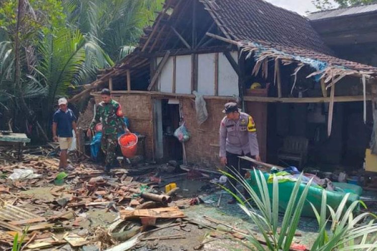 Akibat Angin Kencang Hujan Petir Rumah Warga Roboh RMOL JATENG