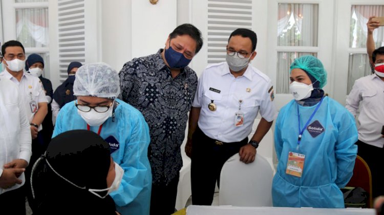 Menko Airlangga Hartarto meninjau Kegiatan Vaksinasi Ibu Hamil di Pendopo Balai Kota DKI Jakarta, Kamis (19/8)./Dok