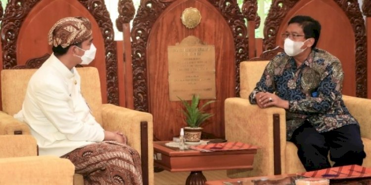 Walikota Solo Gibran Rakabuming Raka saat berdiskusi dengan Rektor UNS, Jamal Wiwoho/ist