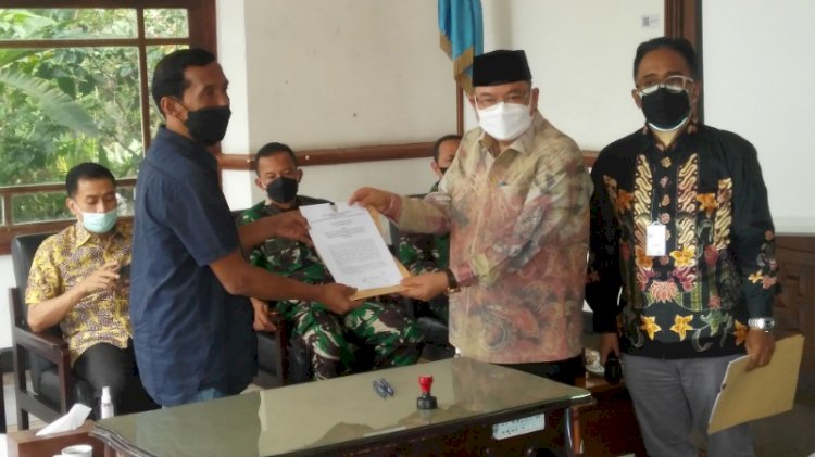 Koordinator Subkomisi Penegakan HAM/Komisioner Mediasi Hairansyah (berpecis) saat berada di Salatiga./ RMOL Jateng 