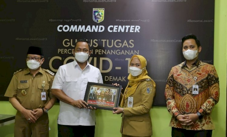 Walikota Semarang Hendrar Prihadi, Bupati Demak Esti'anah dan Bupati Kendal Dico Ganinduto usai acara Bincang Siang mengupas masalah tol tanggul laut yang igelar RSKW 104,8 FM. 