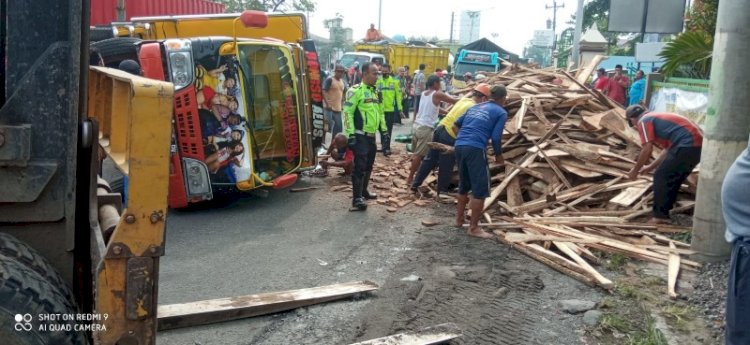 Hindari Jalan Berlubang Truk Muatan Kayu Terguling Di Jalan Pantura