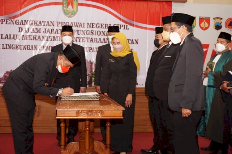 Bupati Magelang Zaenal Arifin saat melantik Pejabat Fungsional di lingkungan Pemkab Magelang.