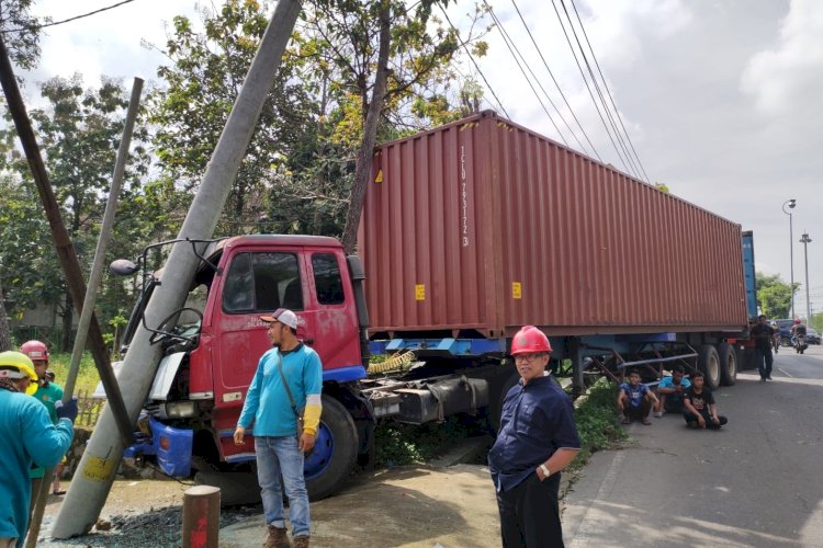 Rem Blong, Truk Tronton Tabrak Tiang Listrik Di JLS - RMOL JATENG