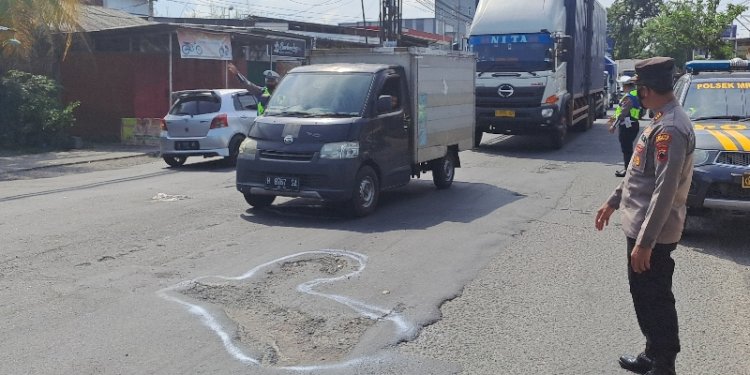 Cegah Kecelakaan, Polsek Mranggen Beri Tanda Jalan Nasional Yang Rusak ...