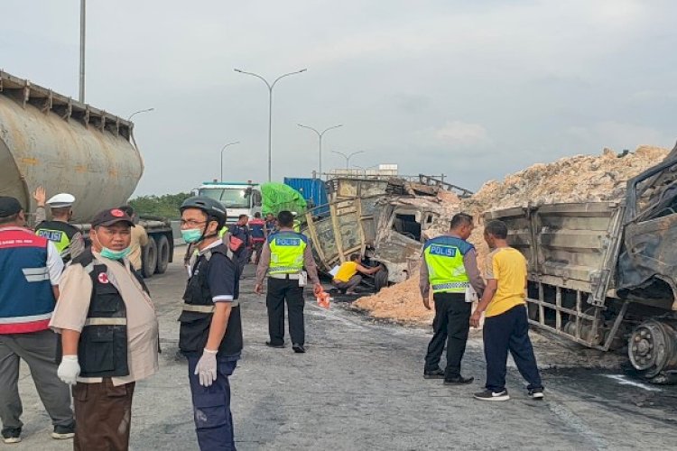 Truk Berbahan Kimia Tabrak Truk Pasir Hingga Terbakar, Tiga Tewas Di ...