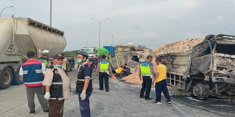 Truk Berbahan Kimia Tabrak Truk Pasir Hingga Terbakar, Tiga Tewas Di ...