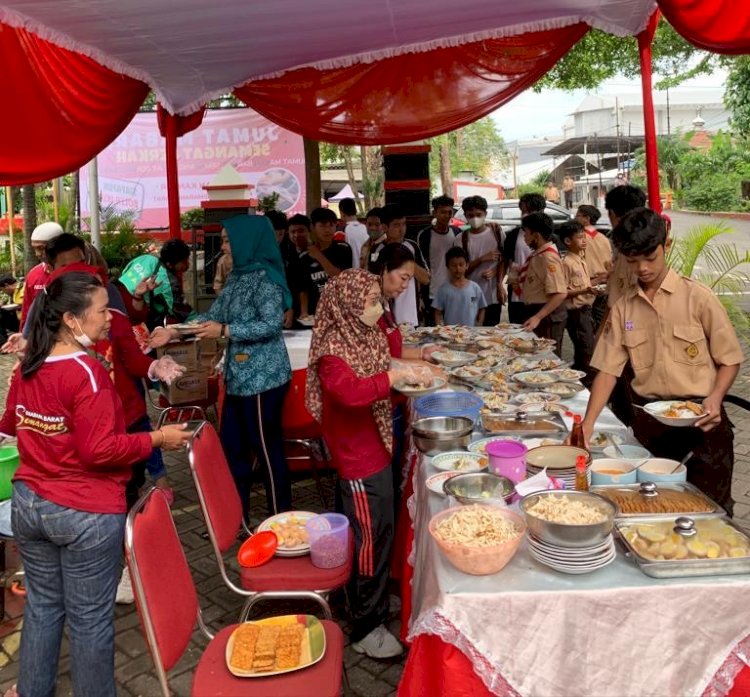 Kecamatan Semarang Barat Rutin Bagiakan Makanan Gratis Setiap Jumat