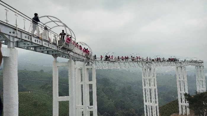 Menikmati Jembatan Kaca Terpanjang Di Jawa Tengah Sky Hill Kemuning ...