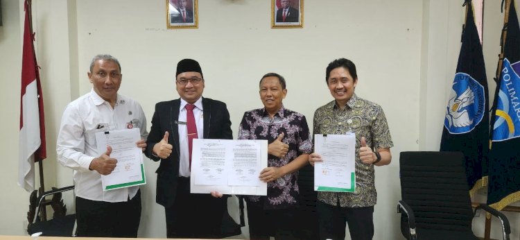 Kepala BPJS Kesehatan Cabang Semarang Andi Ashar (kanan) usai menandatangani naskah kerjasama Penguatan Penyelenggaraan Tri Dharma Perguruan Tinggi dan Program JKN dengan Politeknik Maritim Negeri Indonesia (Polimarin) Semarang. 
