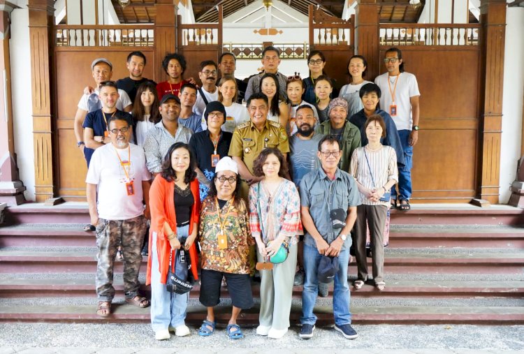 Bupati Zaenal Arifin saat foto bersama seniman dari 9 negara calon peserta BIAF 2023. 