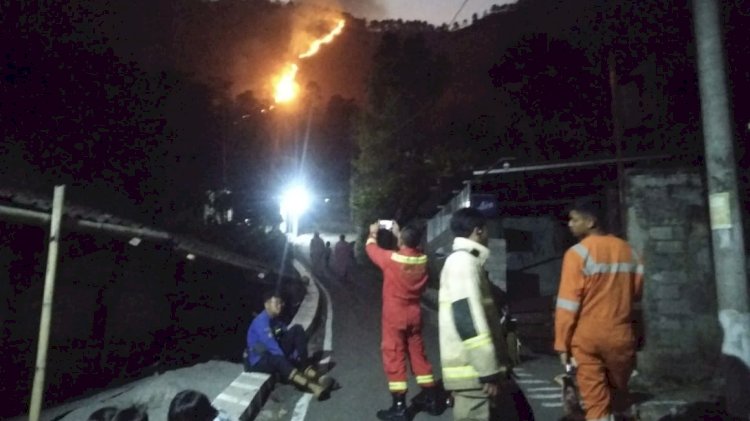 Hutan Gunung Kelir berlokasi di Desa Wirogomo Kecamatan Banyubiru, Kabupaten Semarang yang terbakar, patugas berjaga di area pemukiman warga, Minggu (1/10). RMOL Jateng