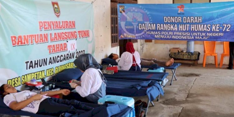 Puluhan warga Desa Sampetan, Boyolali saat mendonorkan darahnya ditengah HUT Humas Polri ke-72 yang diadakan Humas Polres Boyolali