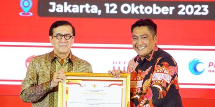Bupati Zaenal Arifin menerima Penghargaan JDIHN dari Menteri Hukum dan HAM RI Yasonna H Laoly. Dok