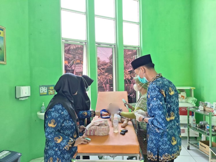 Pemeriksaan oleh dokter dan tim medis Puskesmas Mranggen 3 terhadap Mawar (1 tahun 10 bulan) pasien stunting. foto: dok. RMOL Jateng/Stefy Thenu