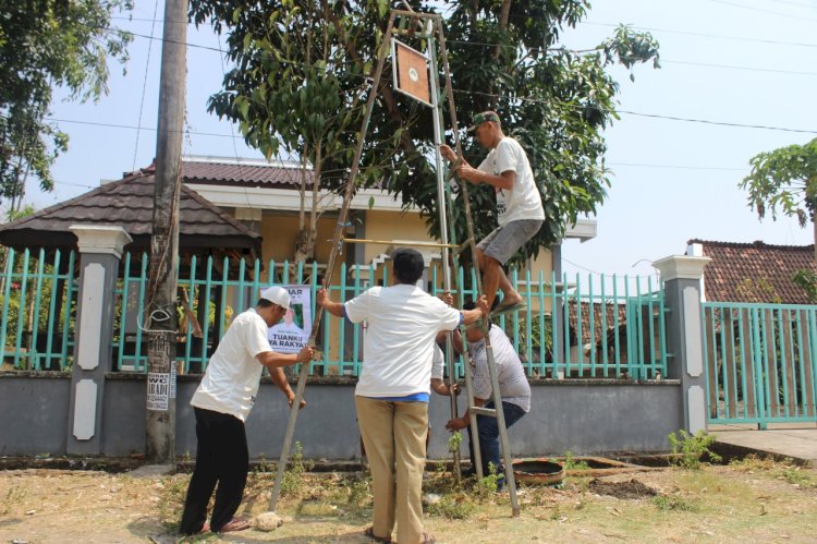 Relawan Santri Dukung Ganjar baksos lampu penerangan jalan di Desa Genggangtani, Kecamatan Gubug, Kabupaten Grobogan, Jawa Tengah. 