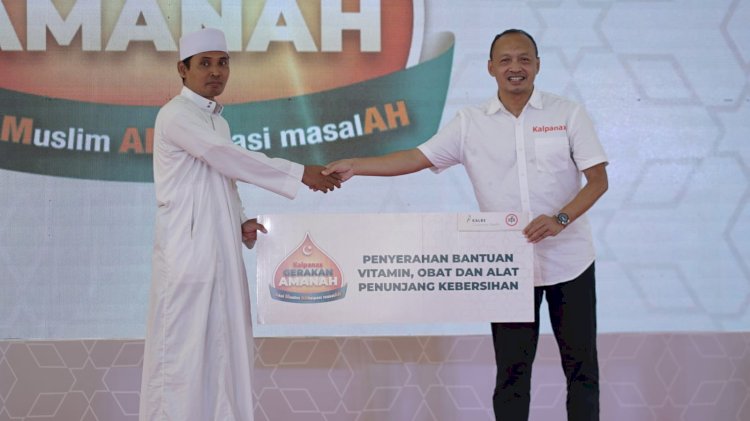 General Manager Commercial Kalbe Consumer Health, Kustanto Pramono saat memberikan bantuan di Pondok Pesantren Assalafi Al Fithrah, Semarang, Senin (30/10).