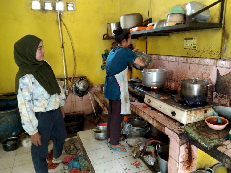 Wiwik Rosita (kiri) memantau kerja karyawan di rumah makan miliknya.  RM Gemiyati miliknya telah menjadi pelanggan jargas yang dikelola PT PGN sejak tahun 2018. Foto-foto: RMOL Jateng/Stefy Thenu
