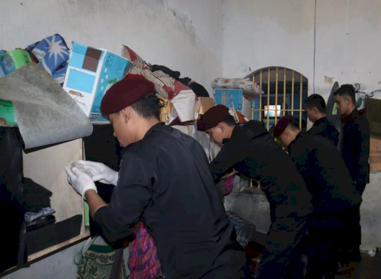 Razia di Rutan Salatiga diwarnai tes urine dan penggeledahan baik kamar dan lingkungan hunian tahanan maupun narapidana.