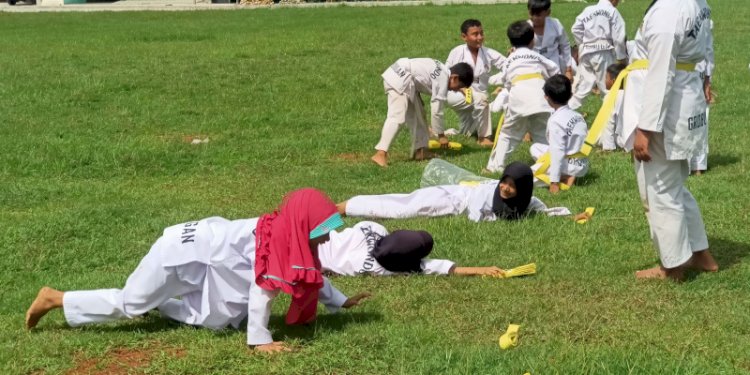Siswa Taekwondo terima sabuk sesuai kenaikan tingkat di lapangan Tawangharjo Grobogan, Minggu (14/1). RMOL Jateng
