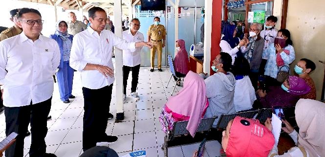 Jokowi saat berdialog dengan pasien di RSUD Salatiga ketika kunjungan kerjanya, Senin (22/1).