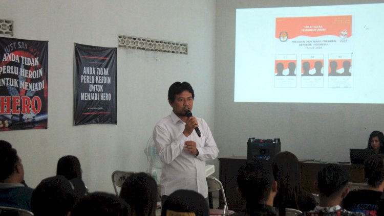 MENGISI: Kordinator Divisi Hukum Pencegahan, Partisipasi Masyarakat Dan Humas Bawaslu Kota Salatiga Lukman Fahmi Saat Mengisi Sosialisasi Kepada Operator Hingga LC Sarirejo Salatiga, Selasa (23/1). Foto: RMOLJateng