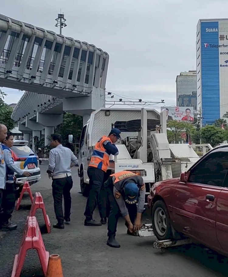 Petugas Dishub Kota Semarang Menderek Sejumlah Mobil Yang Langgar Aturan Larangan Parkir Di Sepanjang Jalan Pandanaran, Sabtu (27/1). Foto: RMOLJateng.