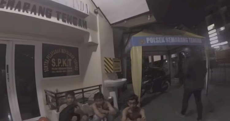 Gangster Sebanyak Empat Pemuda Yang Sedang Konvoi Mengacung-Acungkan Senjata Tajam Ke Warga Di Sekitaran Jalan Pekunden, Semarang, Jumat (26/1) Dini Hari, Berhasil Dibekuk Polisi Melalui Kejar-Kejaran Yang Dramatis. 