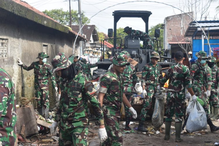 Personel Tni Dan Relawan Gabungan Lakukan Pembersihan Sampah Paska Banjir Demak Rmol Jateng 