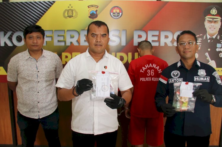 Polisi menunjukkan barang bukti sabu-sabu dari tangan dua tersangka.  Arief Edi Purnomo/Dok.RMOLJateng