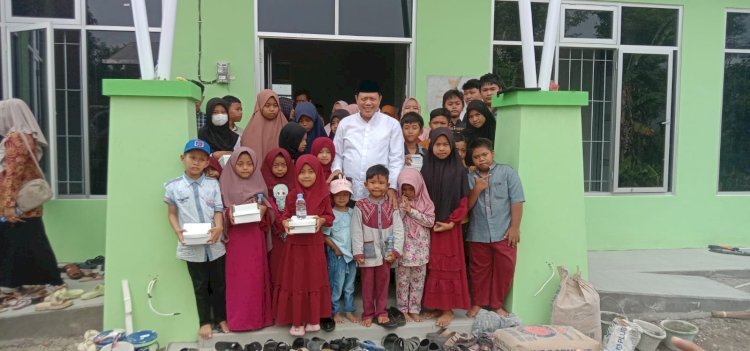Mohamad Toha Bersama Anak Yatim Saat Soft Launching BLK Komunitas Program Multimedia Yayasan Muzaki Putra Sukoharjo. Foto: Almira Nindya/RMOLJateng