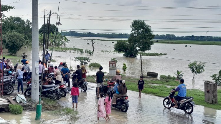 Masyarakat Bersama Aparat Lakukan Evakuasi Warga Terdampak Banjir, Selasa (06/02) sore. Foto: Rubadi/RMOLJateng