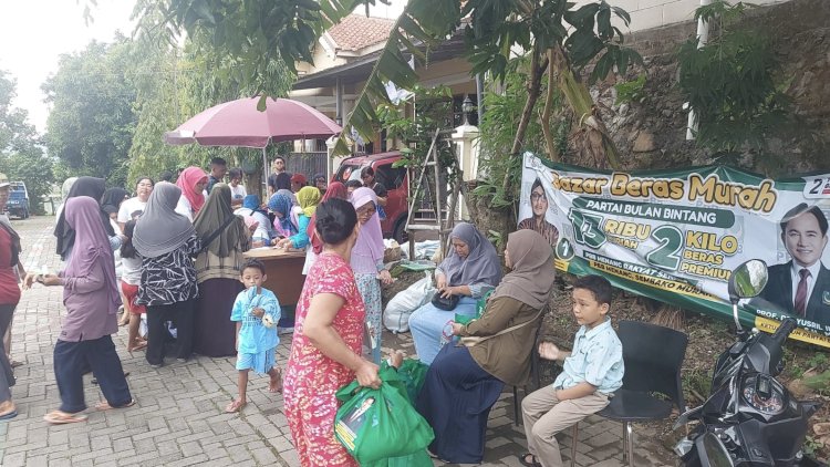 Partai Bulan Bintang (PBB) terus menggelar Bazar Beras Murah di berbagai daerah termasuk Kota Semarang, Minggu (4/2). Dok 