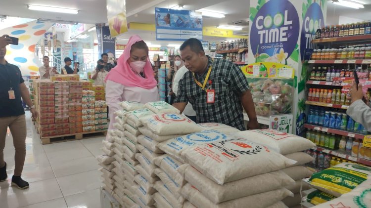 Wali Kota Semarang, Hevearita Gunaryanti Rahayu saat mengecek harga beras di salah satu toko modern di Kota Semarang, baru-baru ini. Umar Dani/Dok.RMOLJateng