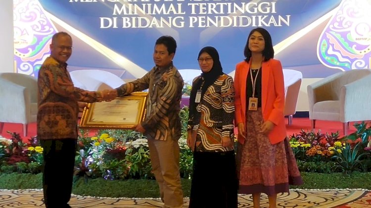 Kepala Disdikbud Kota Magelang menerima penghargaan dari Pimpinan Balai Besar Penjaminan Mutu Pendidikan Jateng. Istimewa