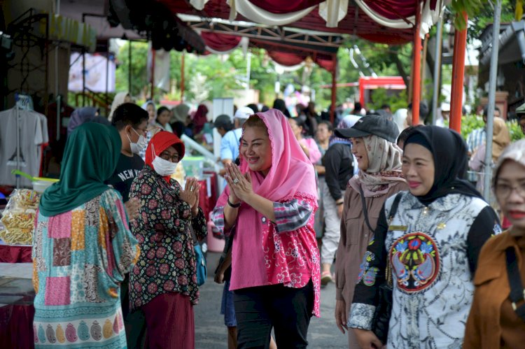 Walikota Semarang, Hevearita Gunaryanti Rahayu Mengunjungi Bazar Ramadan Di Yayasan Al Mu'tashim, Kelurahan Sumurboto, Kecamatan Banyumanik, Kota Semarang, Minggu (10/03). Wahyu Sulistiyawan/RMOLJateng