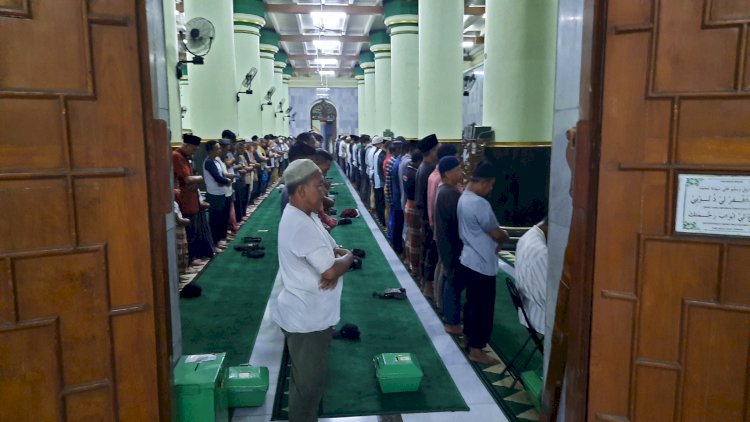 Jamaah Melakukan Sholat Tarawih Menyambut Ramadan, Senin (11/03). Wahyu Sulistiyawan/RMOLJateng