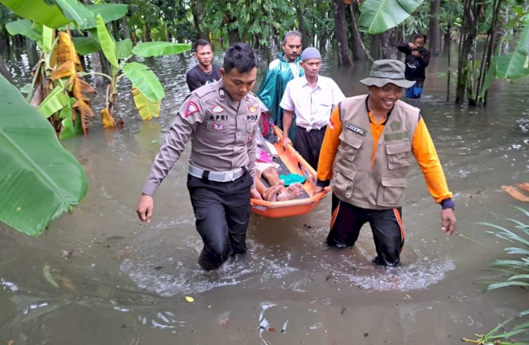 Aparat Polsek Jati Kudus Mengevakuasi Warga Desa Jati Wetan Ke Tempat Aman Usai Melahirkan Di Tengah Genangan Banjir. Arif Edy Purnomo/RMOLJateng