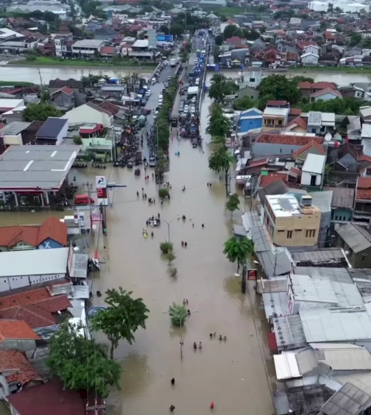 Akibat Banjir Yang Melanda Semarang, SPBU Yang Berada Di Wilayah Semarang Utara Tidak Beroperasi Normal Dan Tutup. Dokumentasi