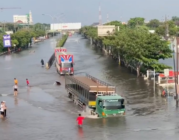Jalur Pantura Kaligawe Semarang Arah Demak, Sabtu (16/03) Pagi Ini Masih Terendam Banjir Cukup Tinggi Dan Hanya Beberapa Kendaraan Besar Berani Menerjang Genangan. Dokumentasi Dicky A Wijaya/RMOLJateng