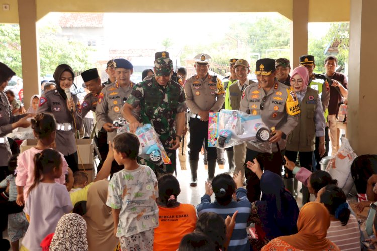 Panglima Kodam IV/Diponegoro dan Kapolda Jawa Tengah Cek Pengungsian Warga, Minggu (17/03). Rubadi/RMOLJateng