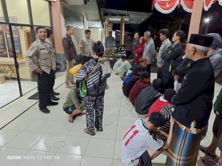 Belasan remaja yang diamankan sungkem kepada orang tua, wali dan perwakilan sekolah di Polres Semarang, Sabtu (23/3). Erna Yunus B/RMOLJateng
