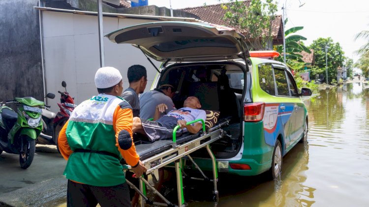 Warga Korban Banjir Demak Saat Menerima Bantuan Logistik, Pengerahan Ambulans Serta Evakuasi Warga Dengan Perahu Karet Dari LAZIS Jawa Tengah. Soetjipto/RMOLJateng 
