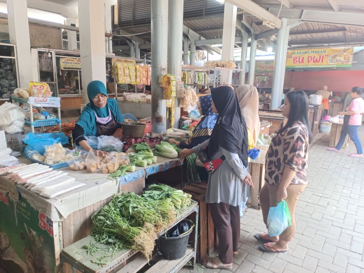 Masyarakat Semarang ramai berbelanja kebutuhan pokok untuk persiapan kebutuhan jelang lebaran di Pasar Peterongan. Dicky Aditya/RMOLJateng