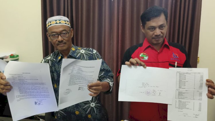 Kepala KSP Bhina Raharja Batang, Fauzan (kiri) menunjukkan bukti-bukti pelanggaran mantan karyawannya. Bakti Buwono/RMOLJateng